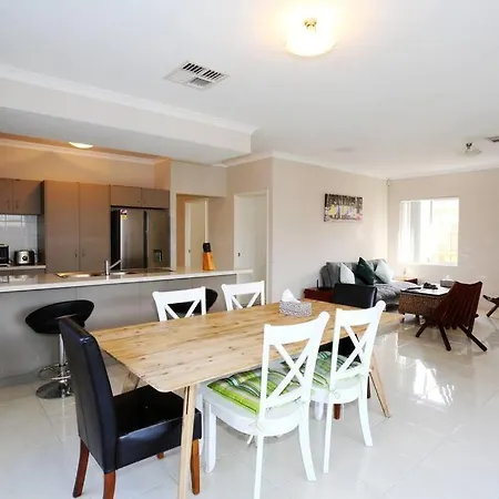 Nice And Neat House For Your Journey - Renovated Perth Exterior photo